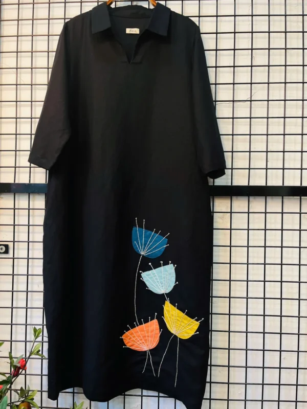 Váy cổ V dài tay linen đen thêu đáp họa tiết