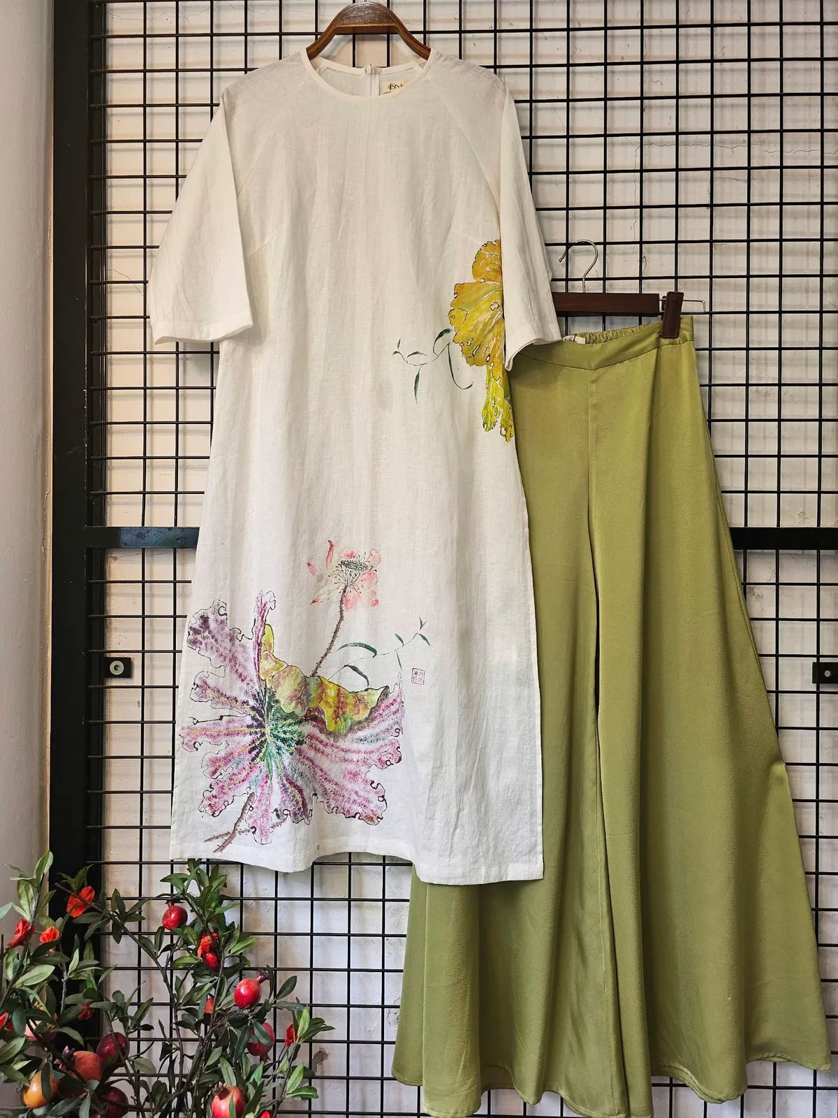 Áo dài cổ tròn linen trắng vẽ hoa sen