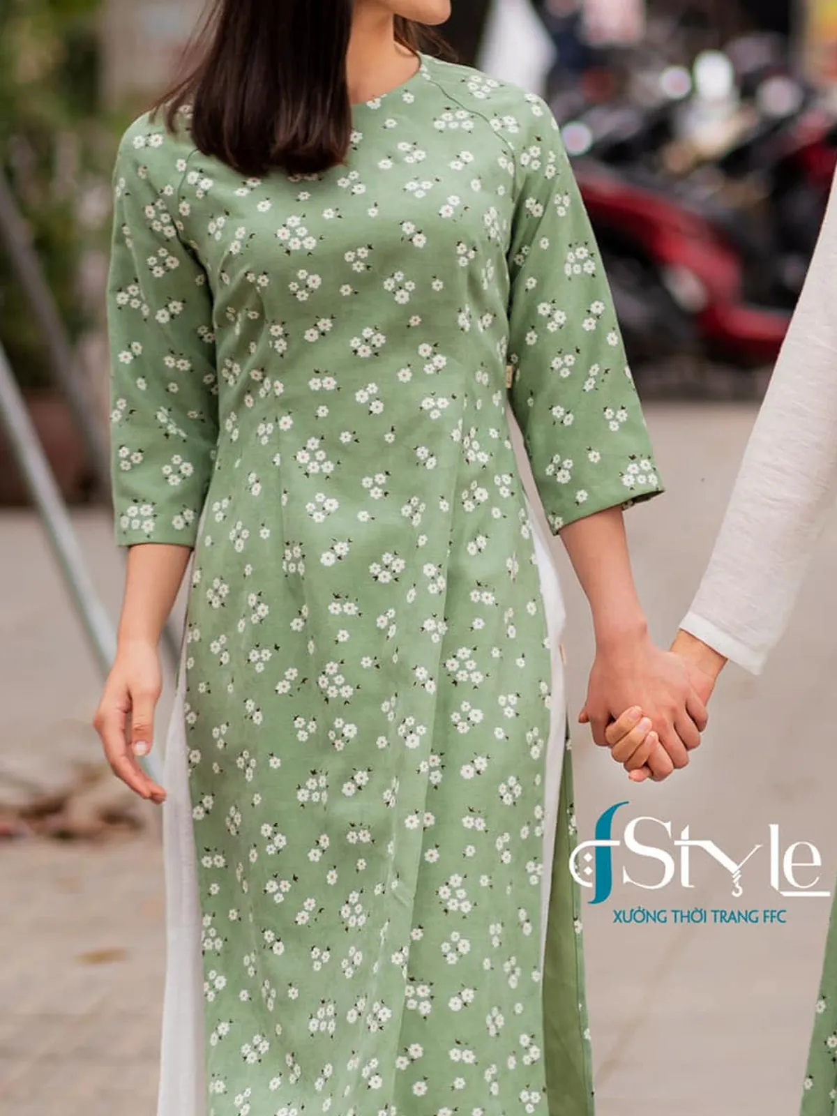 Áo dài cổ tròn nhung xanh hoa nhí