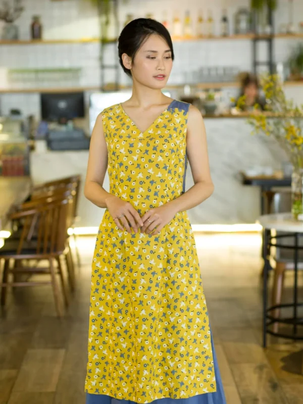 Áo dài cổ tim, sát nách nhung vàng phối xanh