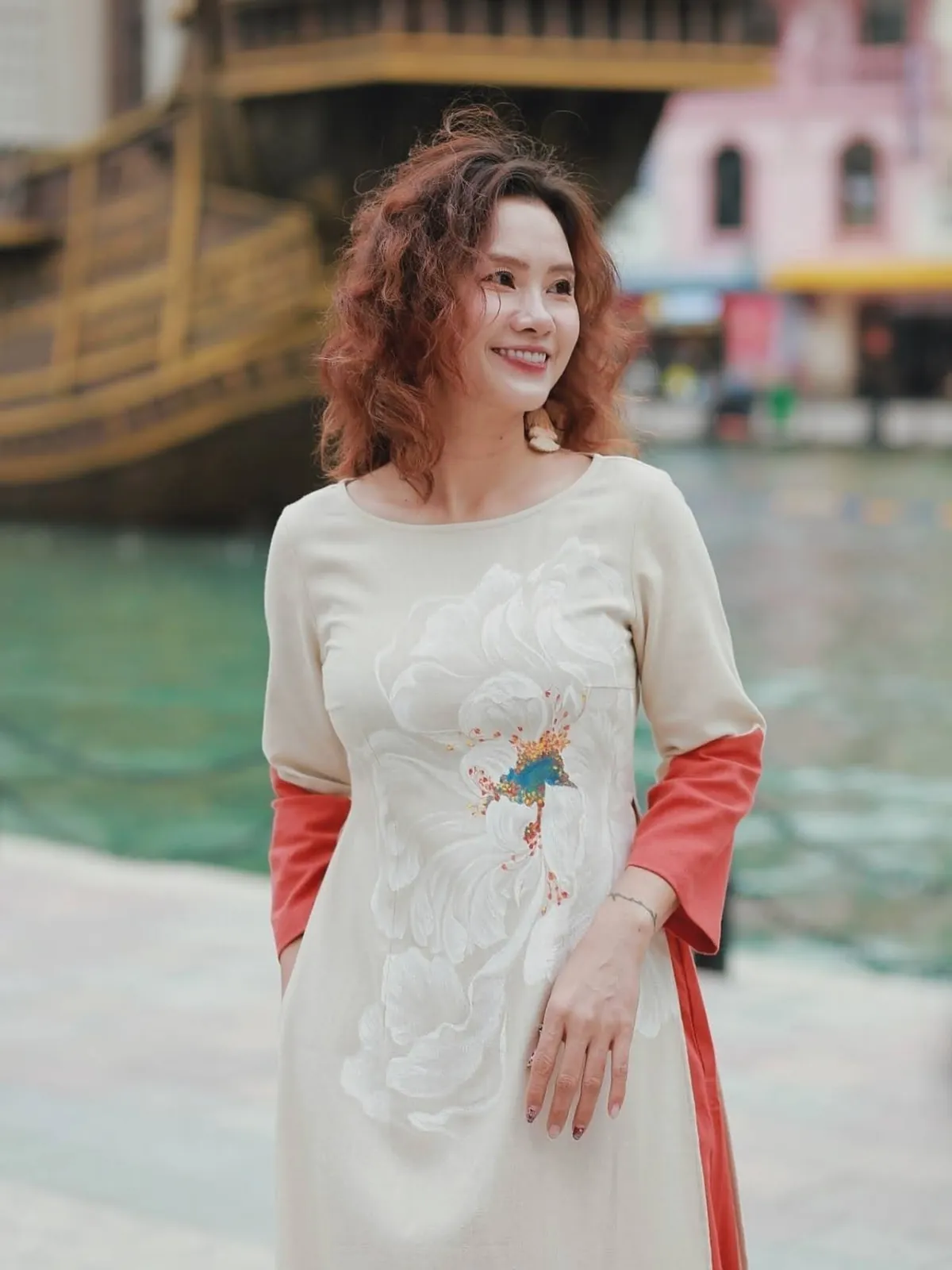 Áo dài dáng suông, cổ thuyền vẽ hoa linen be