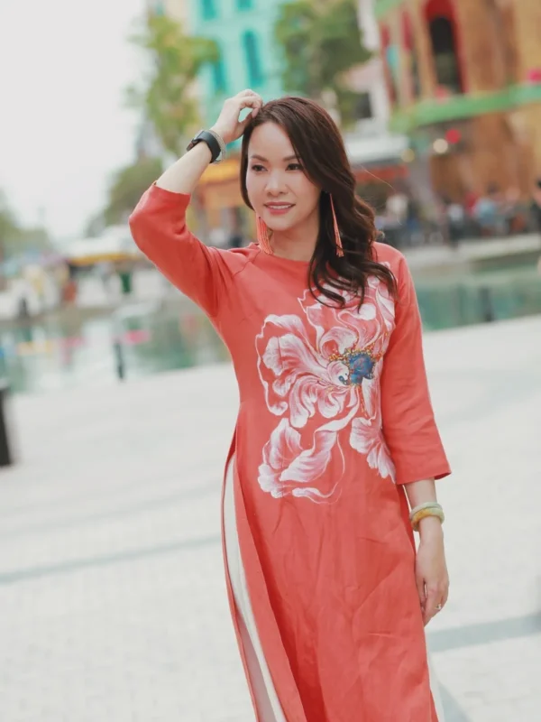 Áo dài dáng suông, cổ thuyền vẽ hoa linen cam