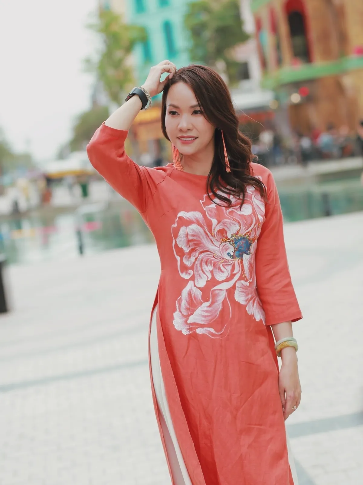 Áo dài dáng suông, cổ thuyền vẽ hoa linen cam