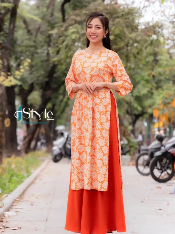 Áo dài cổ tròn linen vàng hoa trắng