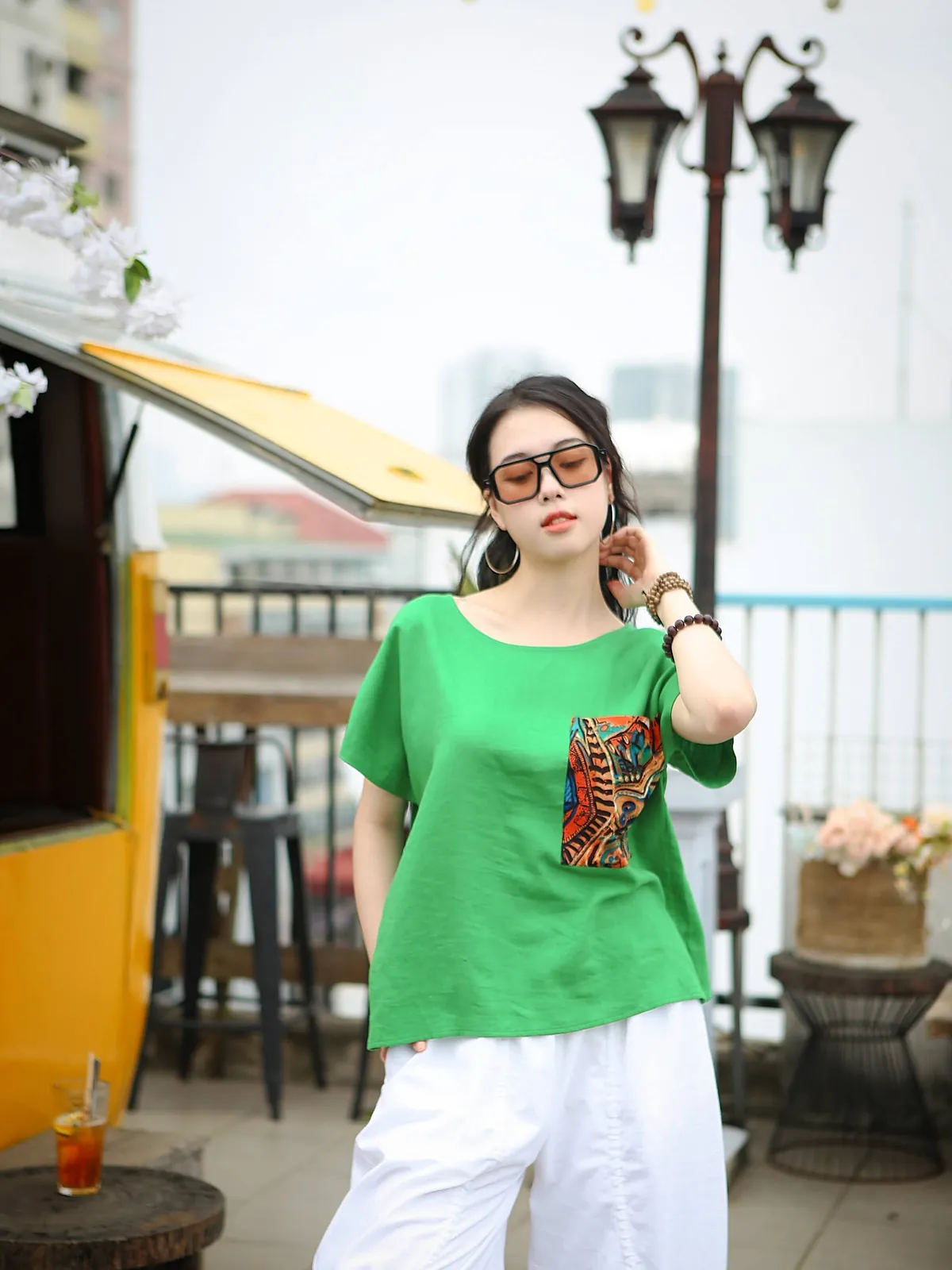 Áo cổ tròn linen xanh đáp túi họa tiết x