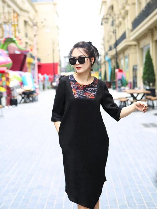Váy tay lỡ linen , cổ đáp họa tiết thổ cẩm