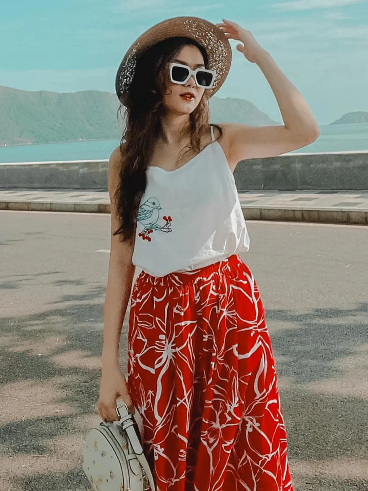 Áo 2 dây thêu họa tiết chim xanh linen trắng