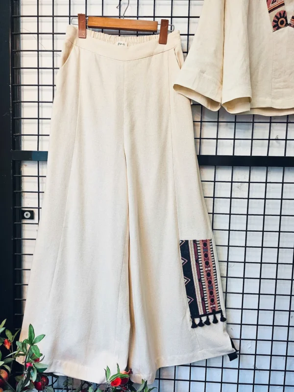 Quần ống rộng linen đáp họa tiết thổ cẩm
