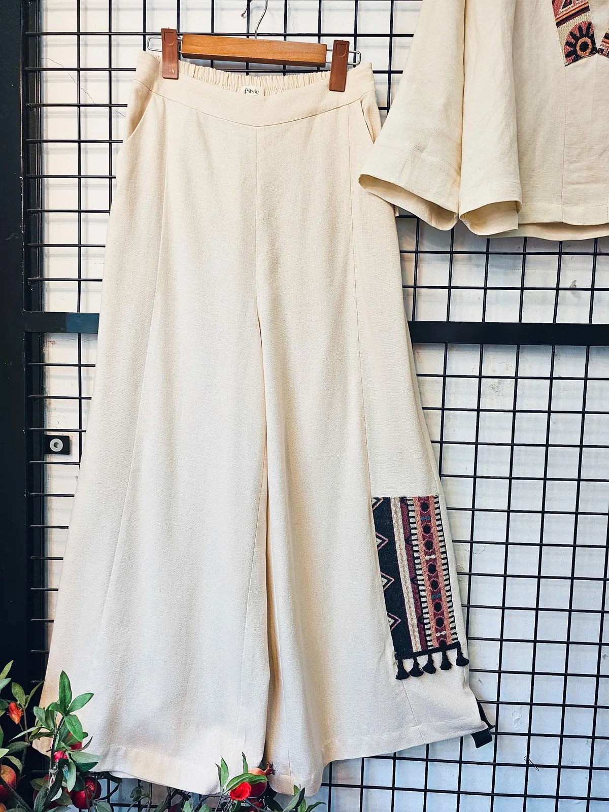 Quần ống rộng linen đáp họa tiết thổ cẩm