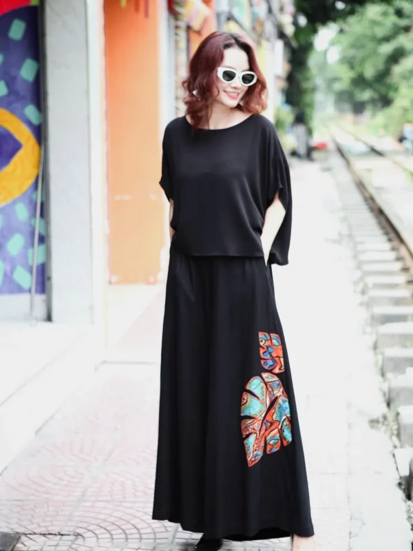 Quần ống rộng linen đen thêu, đáp họa tiết lá
