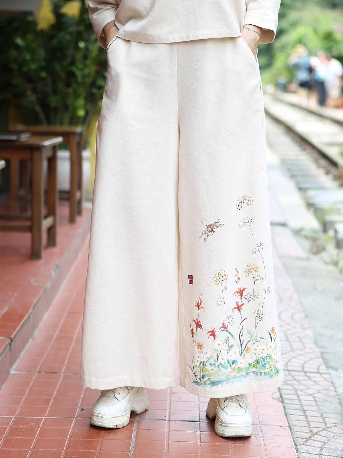 Quần ống rộng linen be vẽ họa tiết hoa