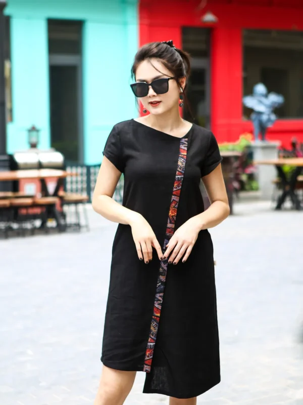 Váy liền tay linen phối họa tiết thổ cẩm