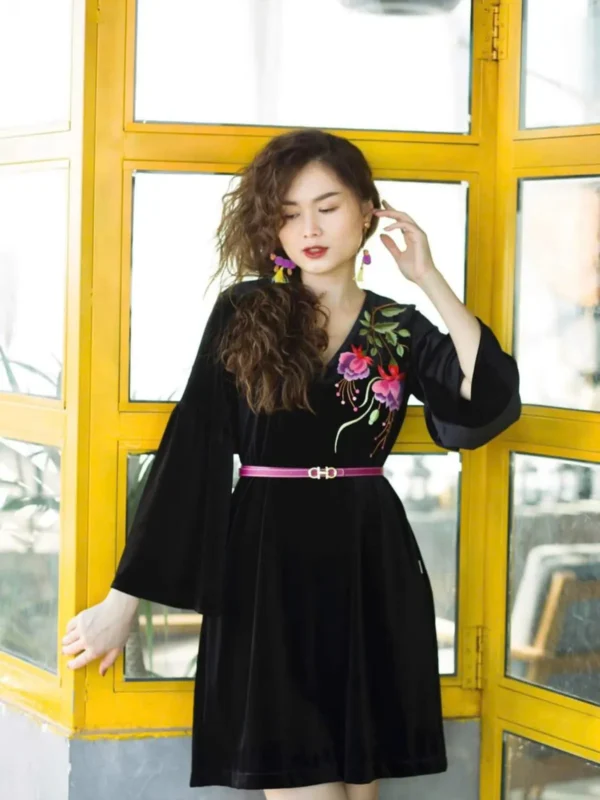 Váy nhung đen tay bồng thêu họa tiết hoa
