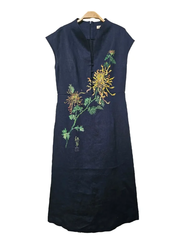 Váy cộc tay, cổ đứng linen xanh than vẽ hoa cúc