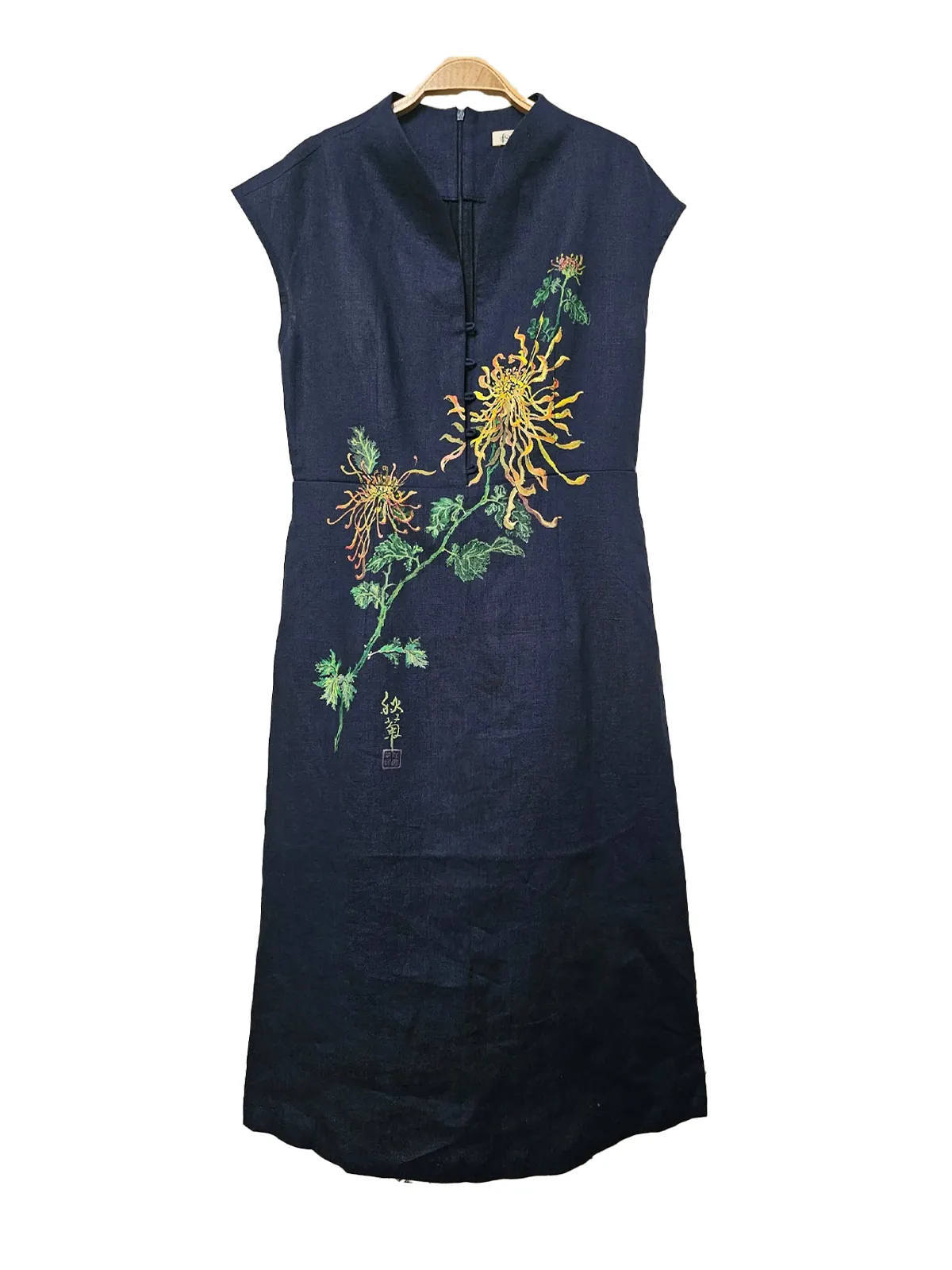 Váy cộc tay, cổ đứng linen xanh than vẽ hoa cúc
